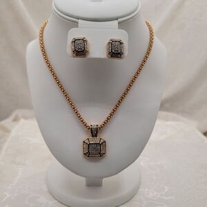 Gorgeous Swarovski Crystal Necklace & Earring Set